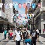 Camisetas de distintos equipos de fútbol adornan la calle Preciados.