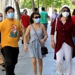 Personas paseando por Sevilla durante la fase 3 de desescalada