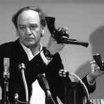 Hans Holmer, responsable de la investigación del asesinato de Olof Palme en 1986, muestra dos revólveres Smith &amp; Wesson .357 Magnum durante una conferencia de prensa