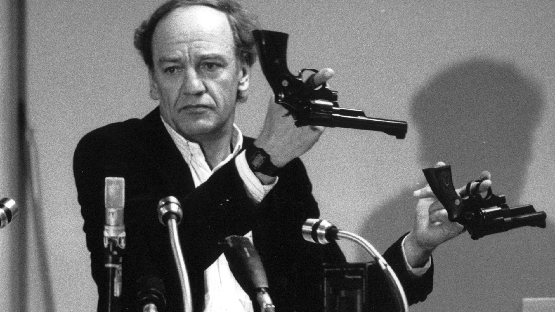 Hans Holmer, head of the investigation of the assassination of Olof Palme, shows two Smith & Wesson .357 Magnum revolvers during a press conference in Stockholm