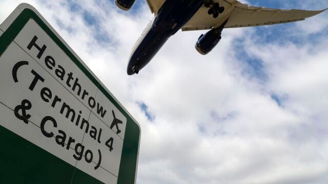 Un avión de British Airways toma tierra hoy en el aeropuerto londinense de Heathrow