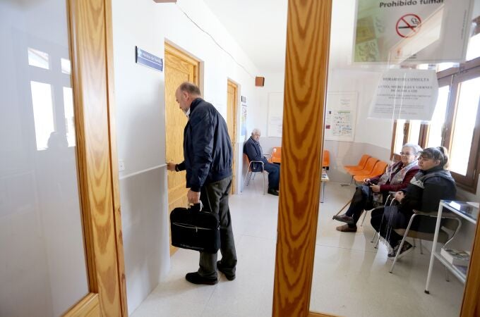 Un médico de familia llega a su consulta en la localidad vallisoletana de Viloria del Henar