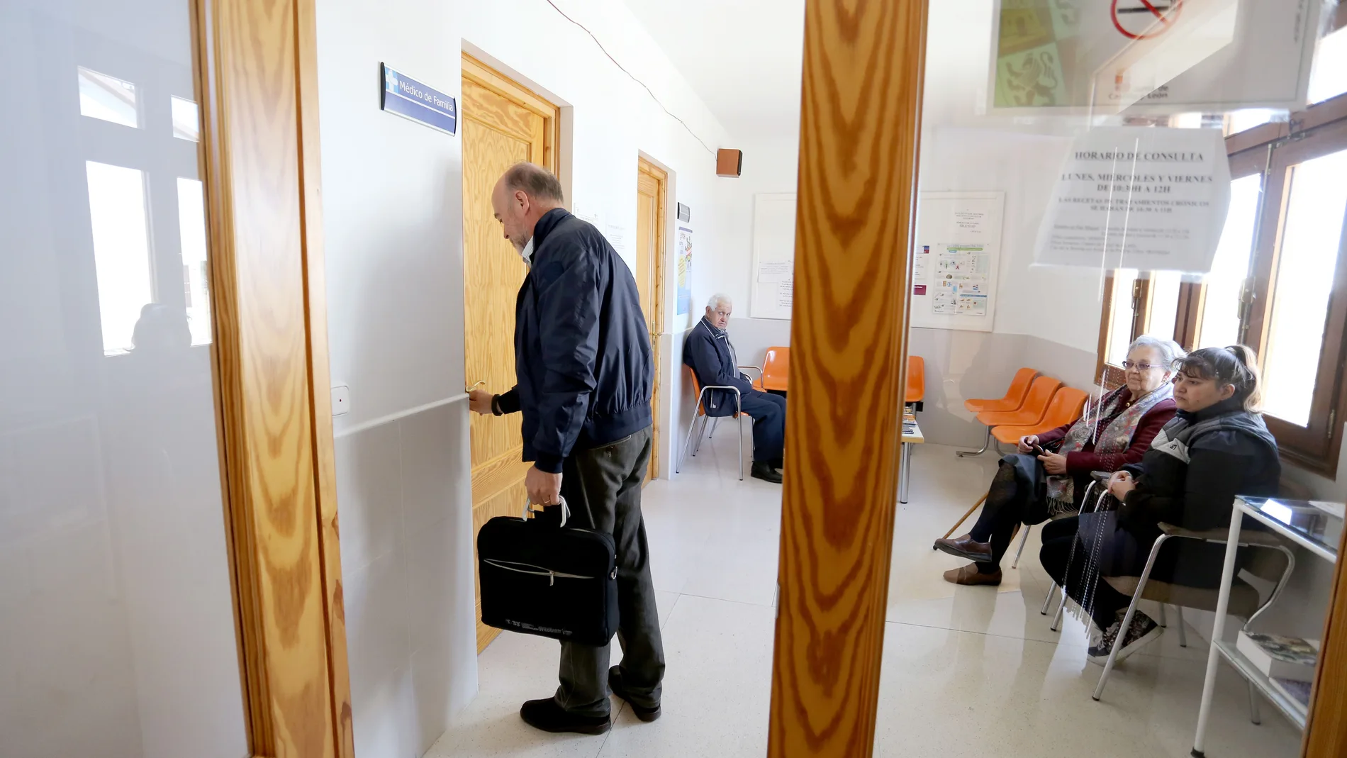 Un médico de familia llega a su consulta en la localidad vallisoletana de Viloria del Henar