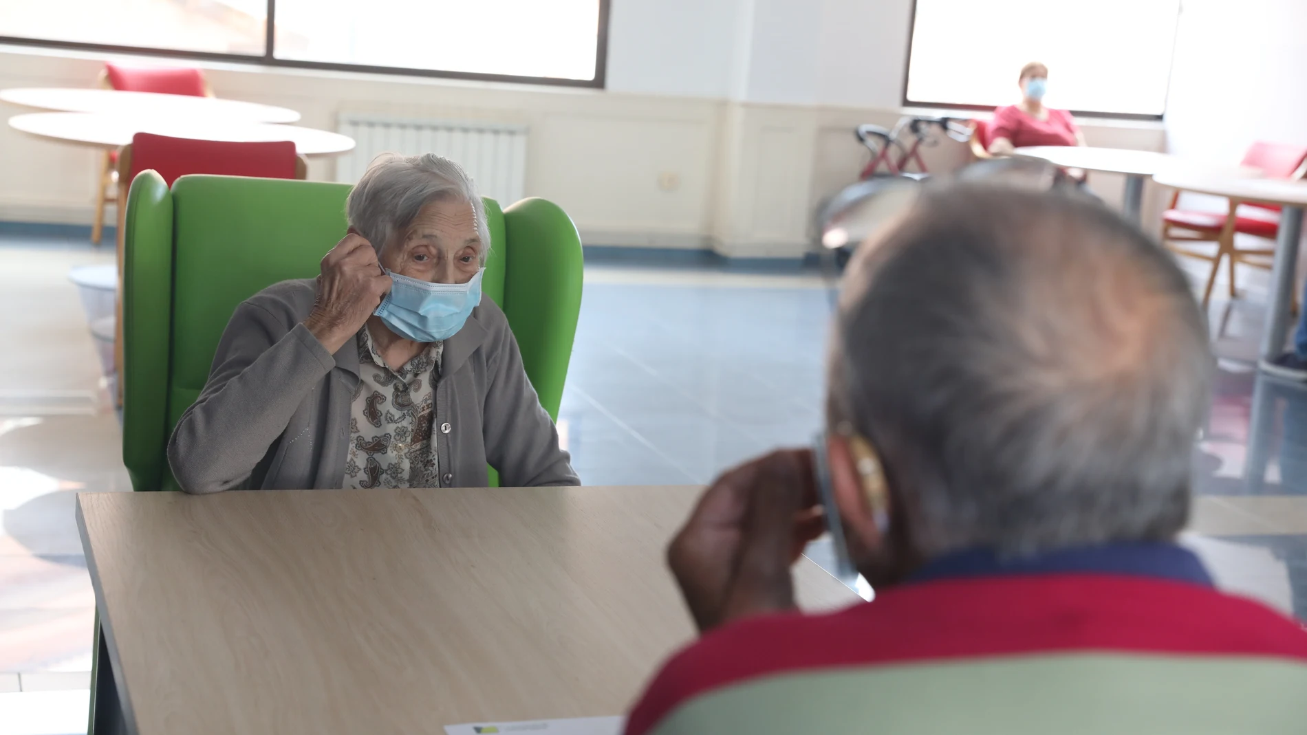 Un anciana residente recibe a un familiar durante el primer día de visitas en la Residencia Centro Casaverde Navalcarnero