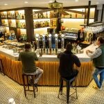 Clientes con y sin mascarilla en la barra de un bar del centro de Vitoria después de que País Vasco entrara en la fase 3 en la que se eliminan los aforos