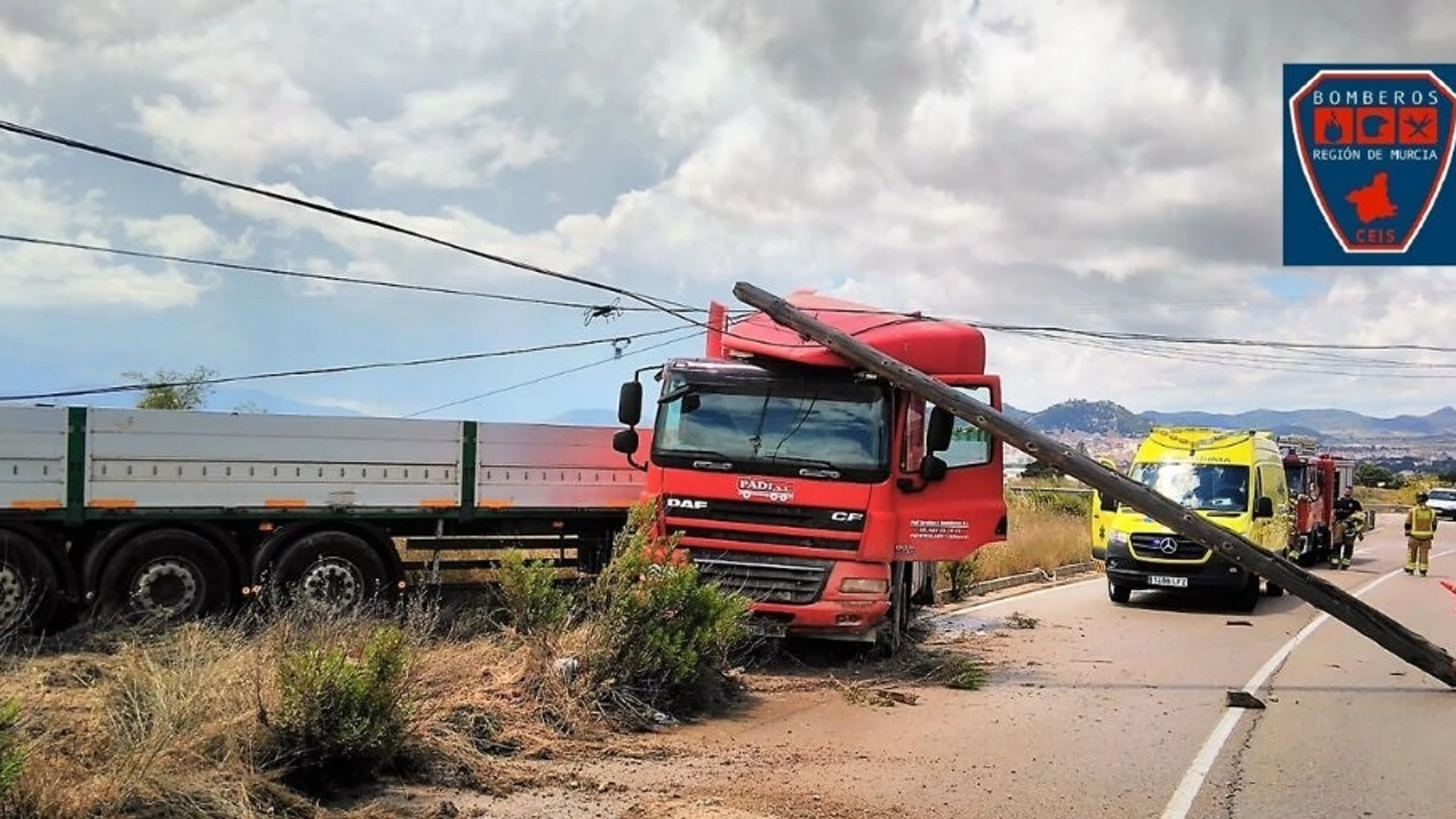Sucesos.- Herido un hombre al chocar con un poste el camión que conducía en Yecla (Murcia)