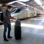 Viajeros suben al AVE en la estación María Zambrano de Málaga