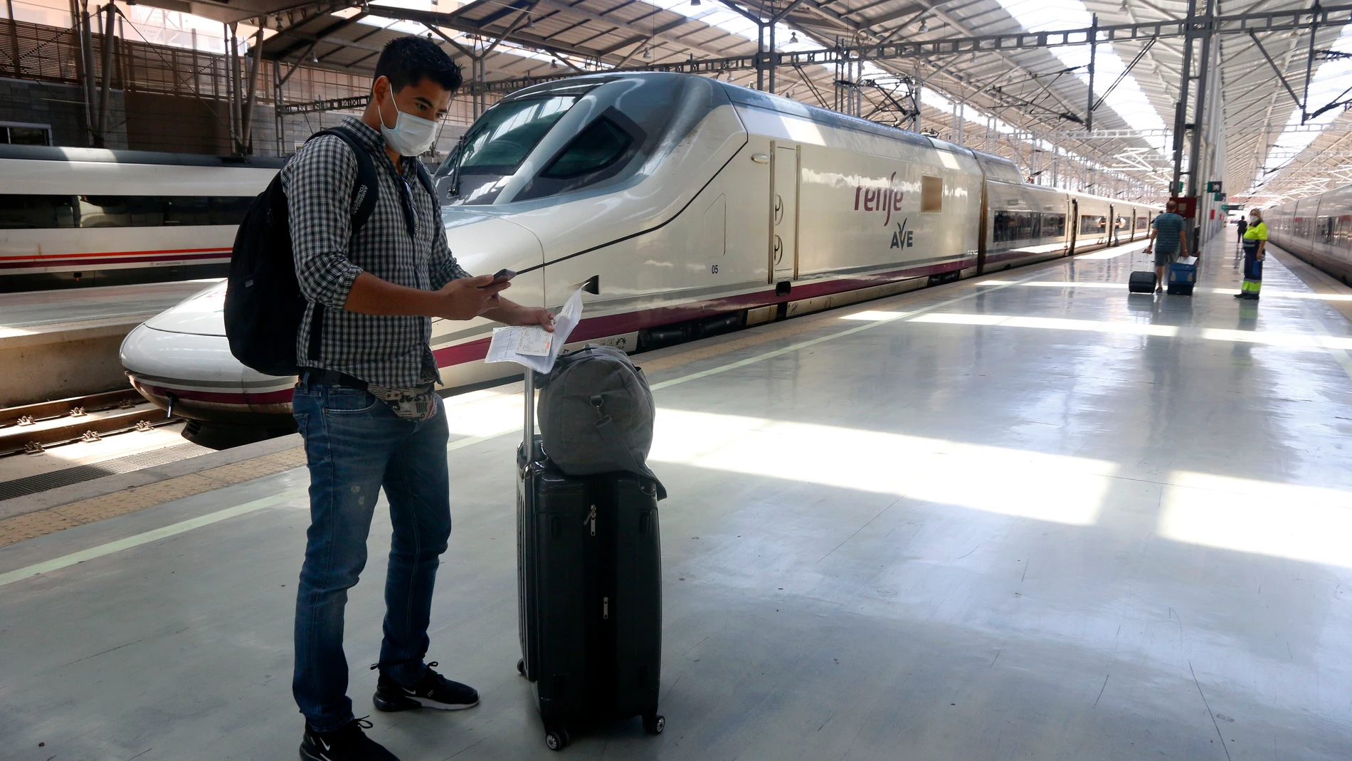 Viajeros en la estación de tren y bus de Málaga en Fase 3