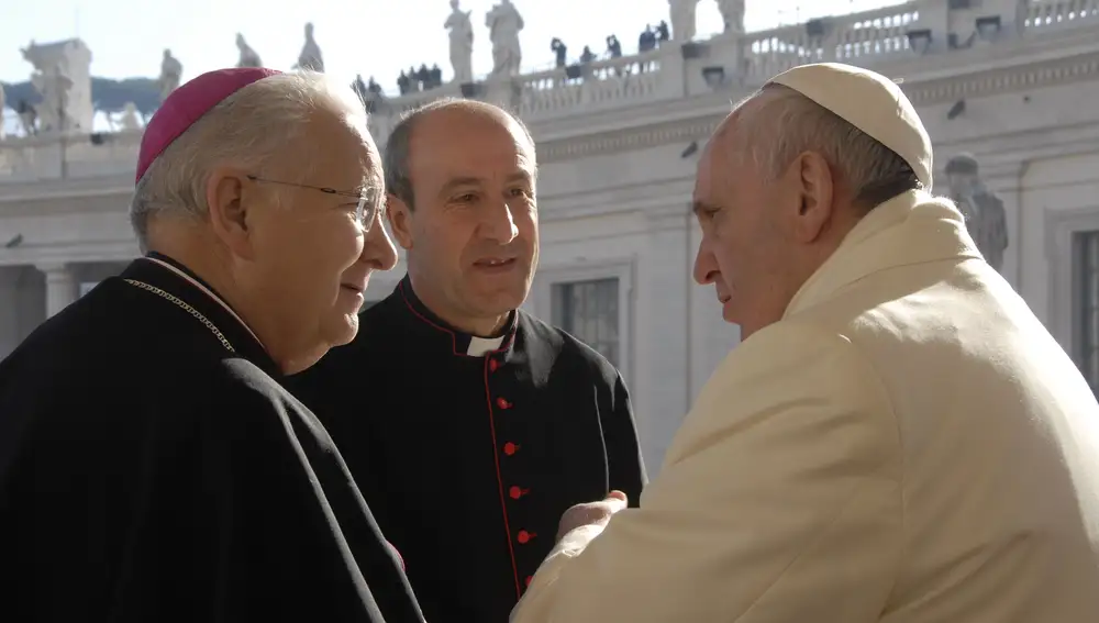 El nuevo obispo de Astorga, Jesús Fernández, conversa con el Papa Francisco en presencia del obispo de León, Julián López