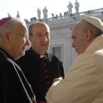 El nuevo obispo de Astorga, Jesús Fernández, conversa con el Papa Francisco en presencia del obispo de León, Julián López