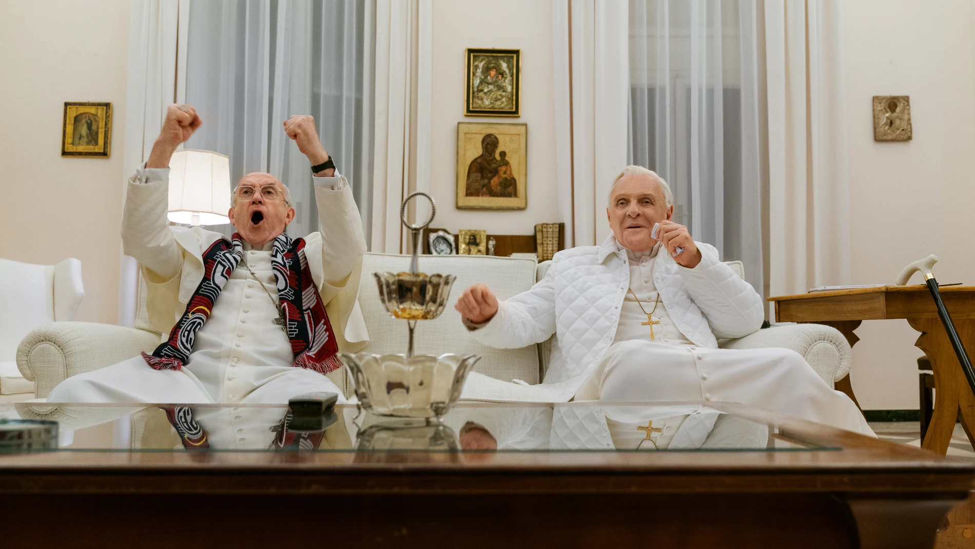 Jonathan Pryce (izda.) y Anthony Hopkins, como el Papa Francisco y el Papa Benedicto XVI, respectivamente, en "Los dos papas", película de Netflix