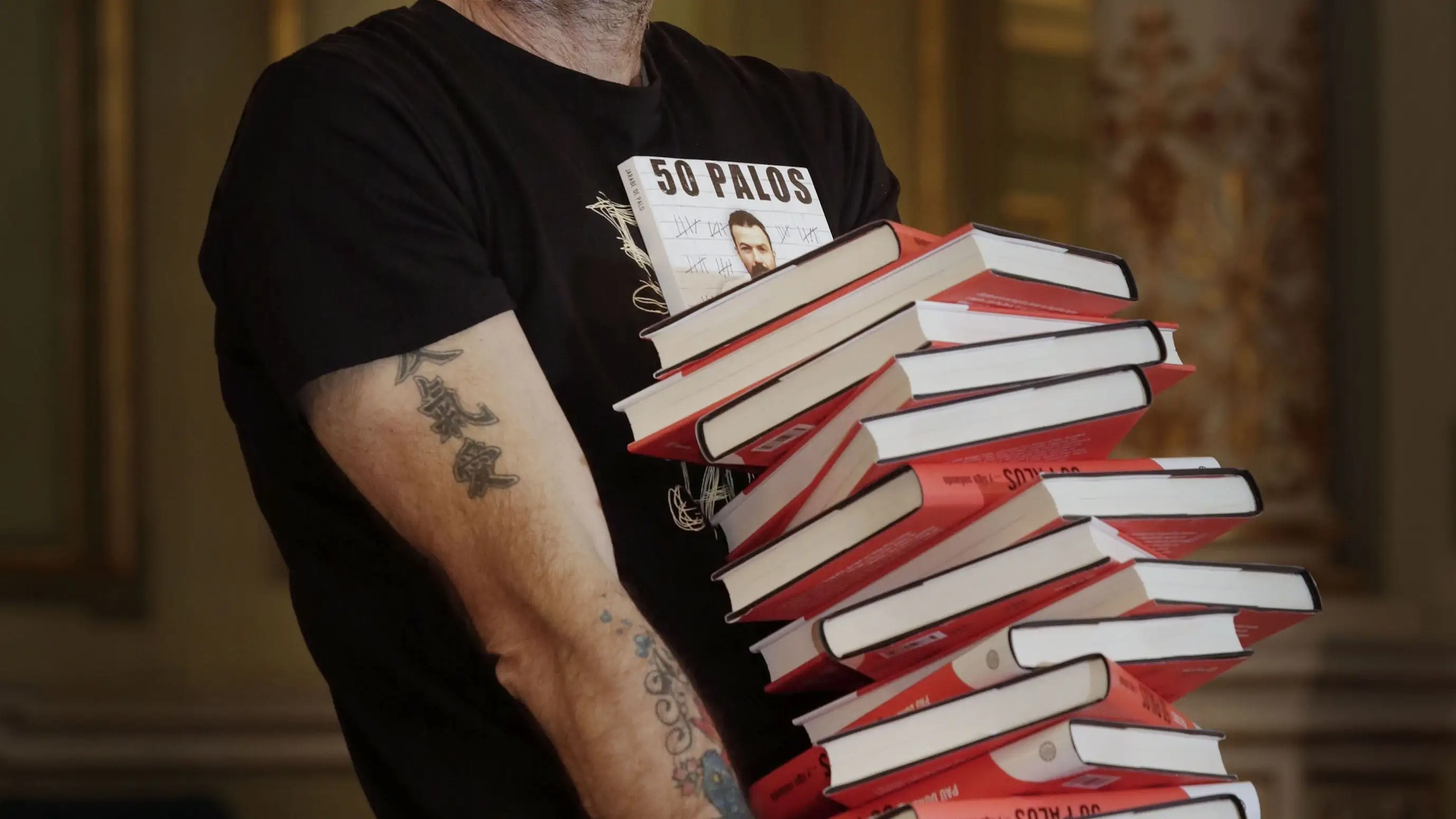 GRA263. BARCELONA, 27/02/2017.- Entre flashes de fotógrafos, cámaras de televisión y periodistas con libreta, el cantante de Jarabe de Palo, Pau Donés, presentó "50 Palos", su nuevo disco, su nuevo libro y una gira, sin rechazar ninguna pregunta sobre el cáncer que padece y afirmando que ahora su vida y sus sueños "son el presente". EFE/Susanna Sáez