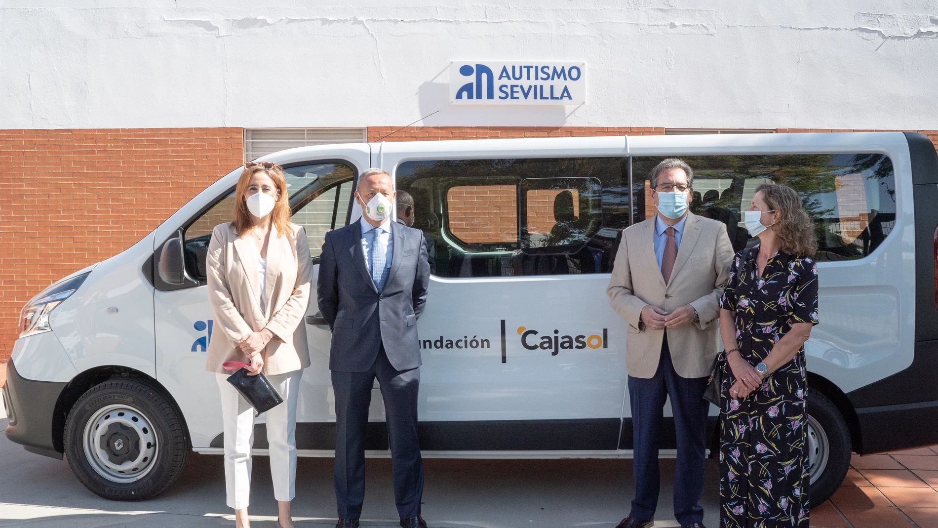 Sevilla.-Cajasol.- Fundación Cajasol y Fundación Renault hacen entrega de un vehículo a la Asociación Autismo Sevilla