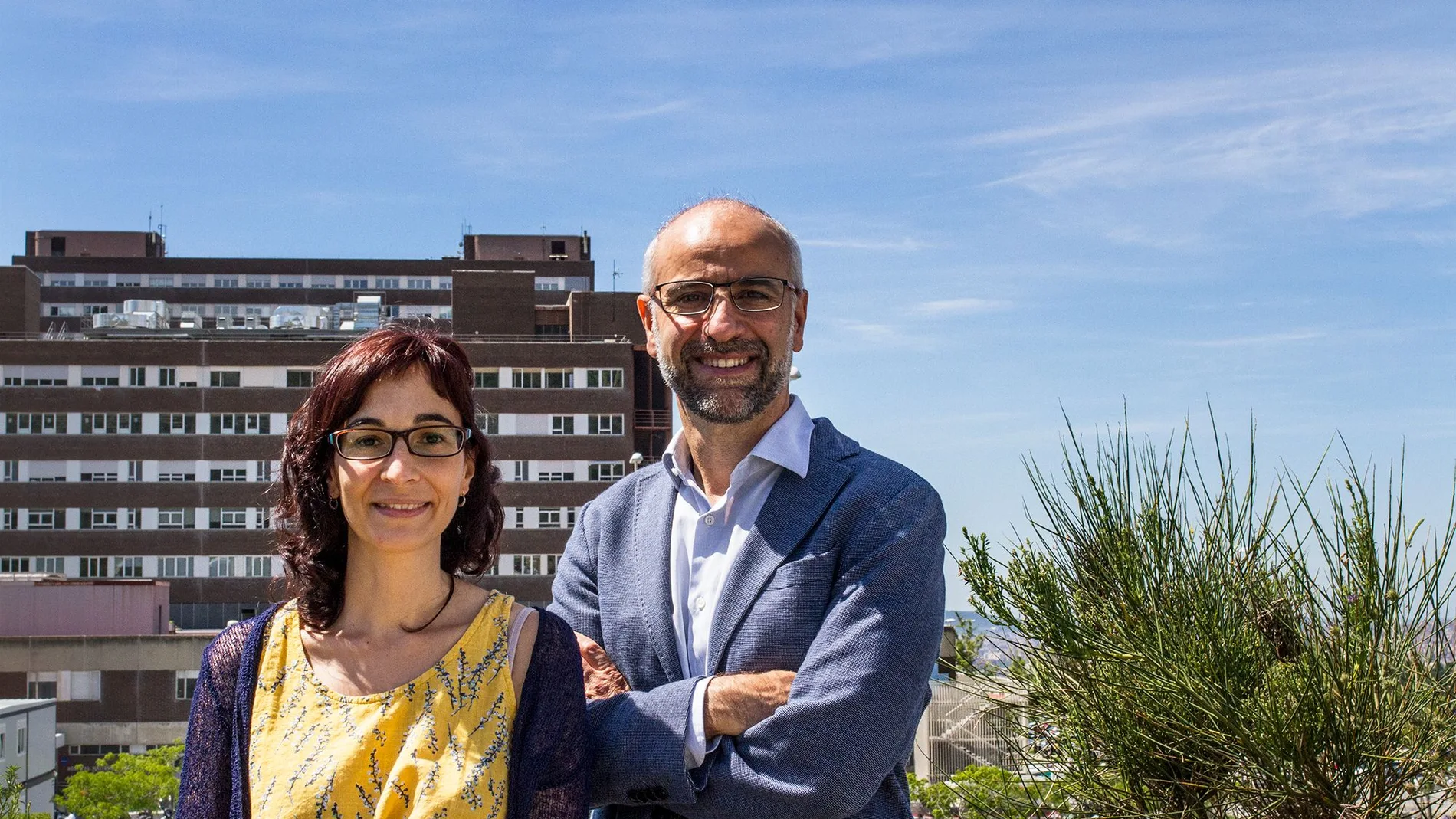 Los investigadores Mª Carmen Puertas y Javier Martínez-Picado, de Irsicaixa, que ha liderado el estudio que describe el primer caso de VIH resistente a todas las combinaciones de tratamientos antirretrovirales