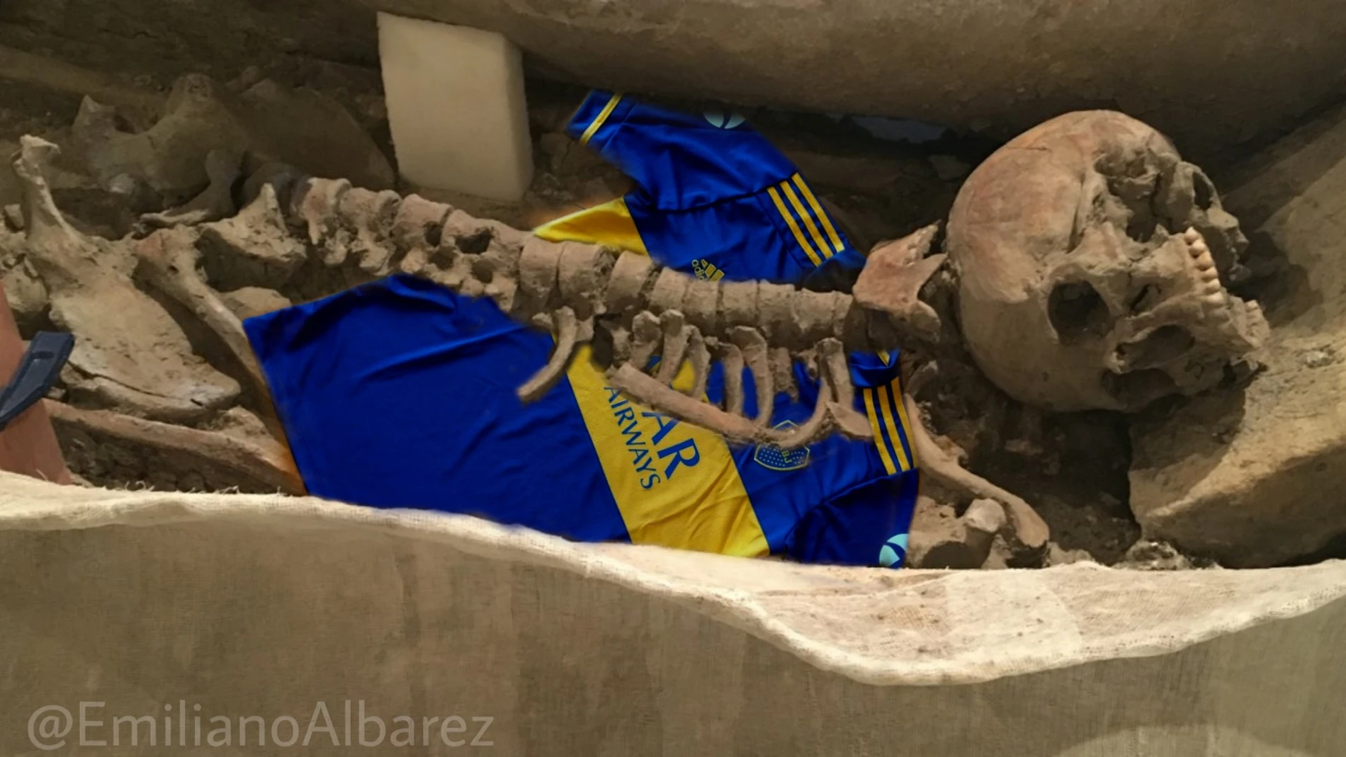 Broma de un seguidor de River, con un esqueleto de un hincha de Boca en las obras del Santiago Bernabéu.