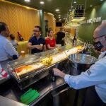 Varias personas toman bebidas en un bar de Murcia. EFE/Marcial Guillén