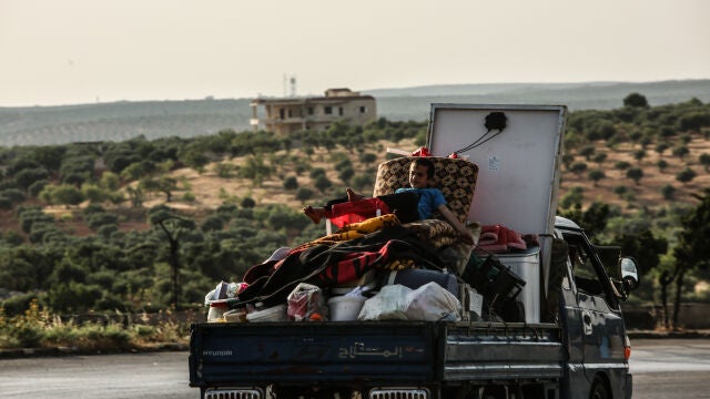 Las familias sirias vuelven a abandonar Idlib con la vuelta de los bombardeos