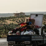 Las familias sirias vuelven a abandonar Idlib con la vuelta de los bombardeos