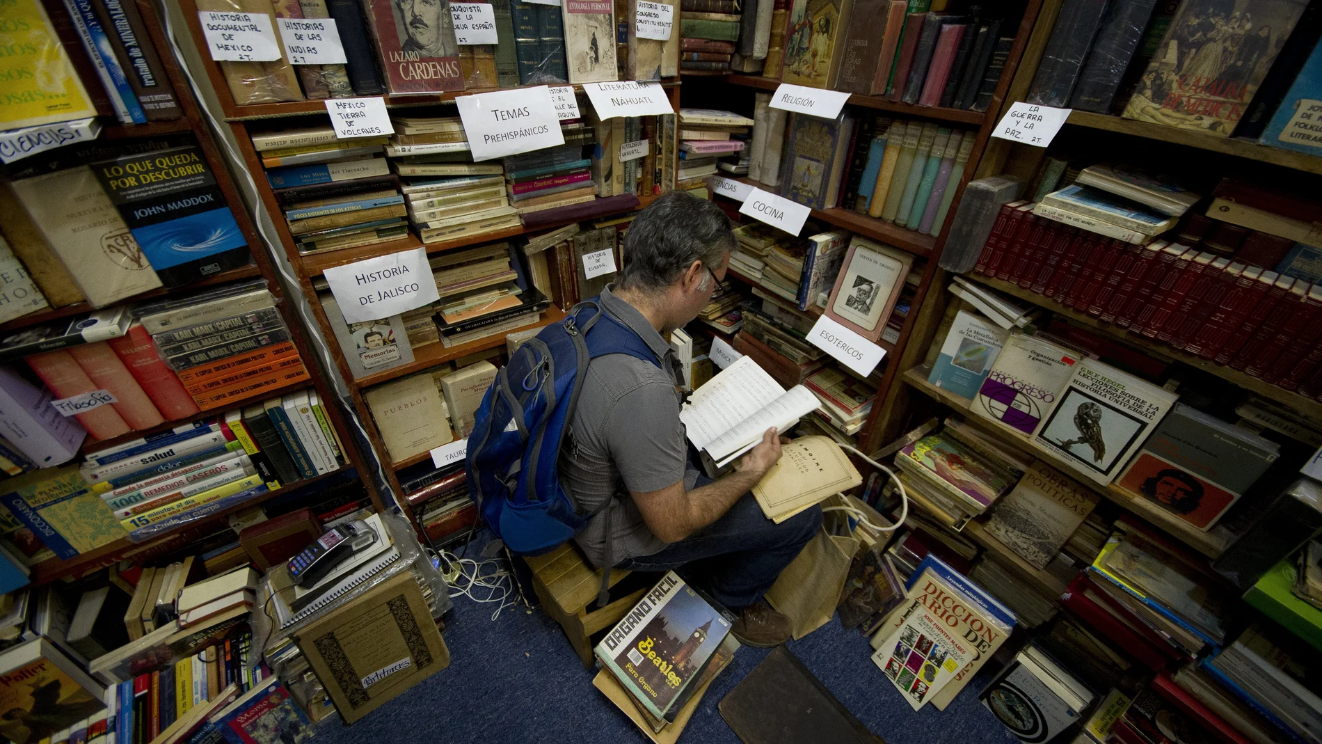Un hombre observa un libro durante la Feria internacional del Libro en Guadalajara, México