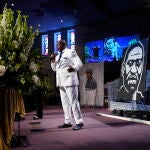 Michael Tolds canta durante el funeral de George Floyd en la iglesia The Fountain of Praise en Houston, Texas