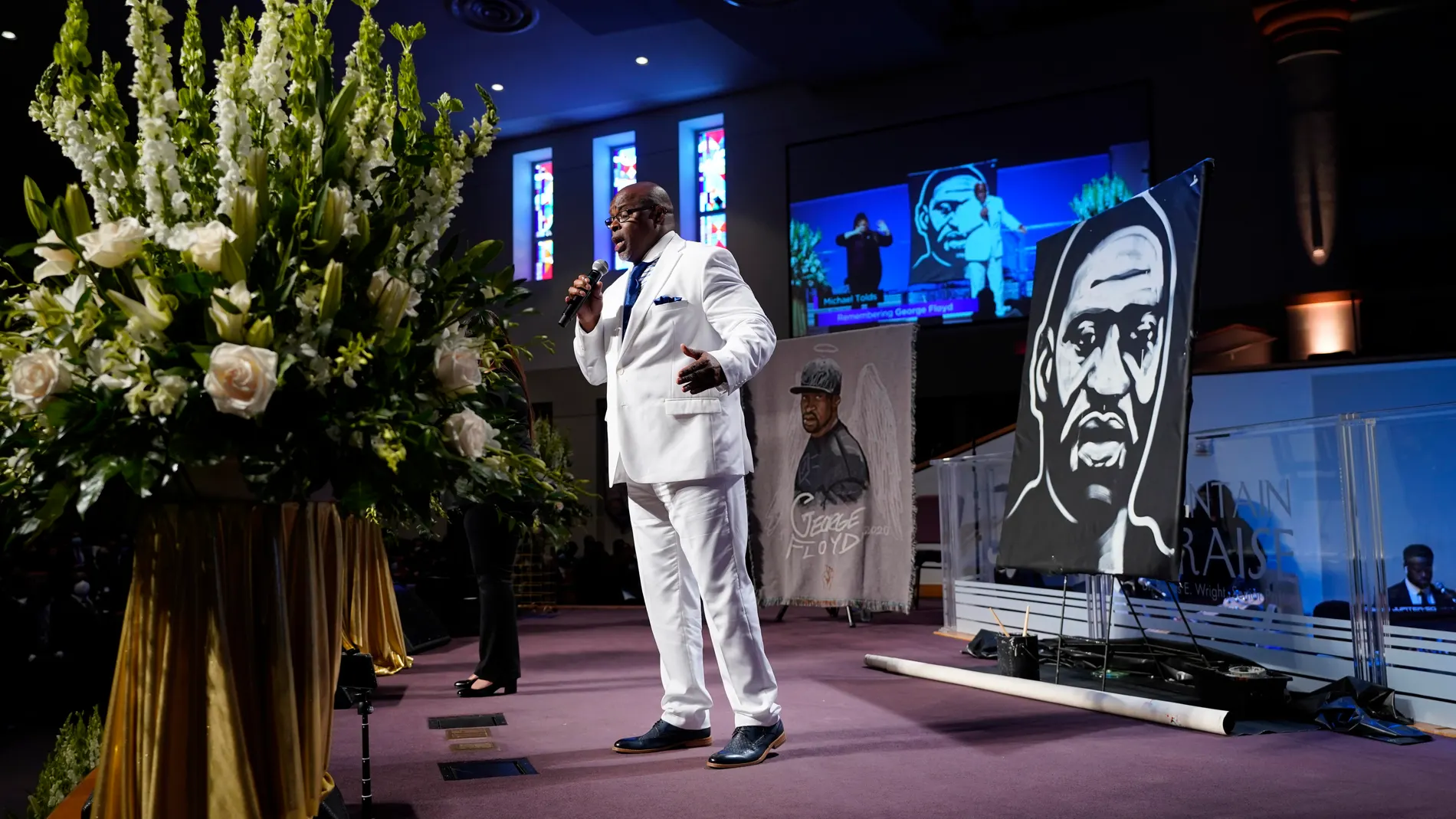 Michael Tolds canta durante el funeral de George Floyd en la iglesia The Fountain of Praise en Houston, Texas