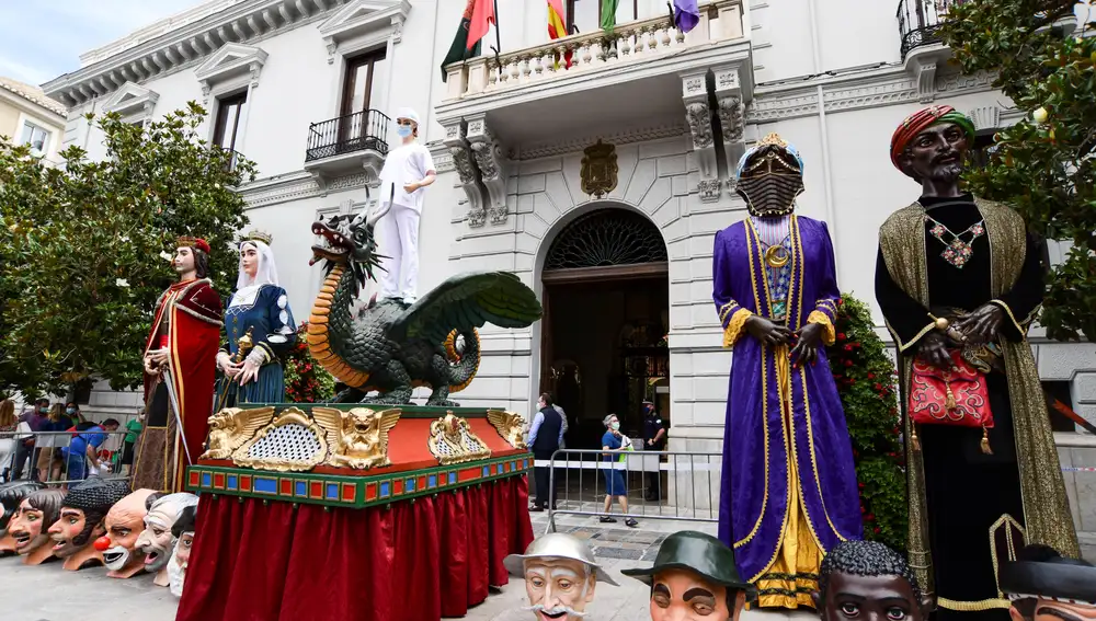 La Tarasca, el maniquí de mujer vestido a la moda y subido a un dragón con el que arrancaban los días grandes del Corpus de Granada