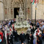 La custodia del Corpus de Sevilla, tras salir de la Catedral