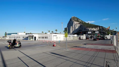 Frontera con Gibraltar y, al fondo, el Peñón