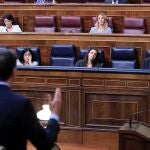 Pablo Casado, Cayetana Álvarez de Toledo y Macarena Olona escuchan la intervención de Pedro Sánchez en el Congreso