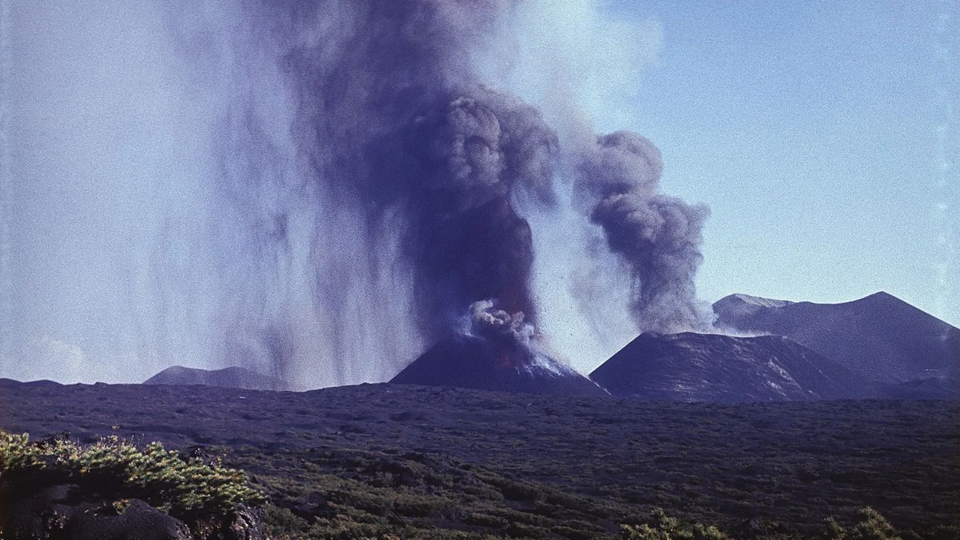 Erupción en la grieta que se abrió en la región volcánica de Tolbachik entre 1975 y 1976.