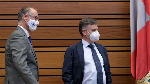 El presidente de las Cortes, Luis Fuentes, junto al vicepresidente Francisco Vázquez, antes de comenzar la sesión