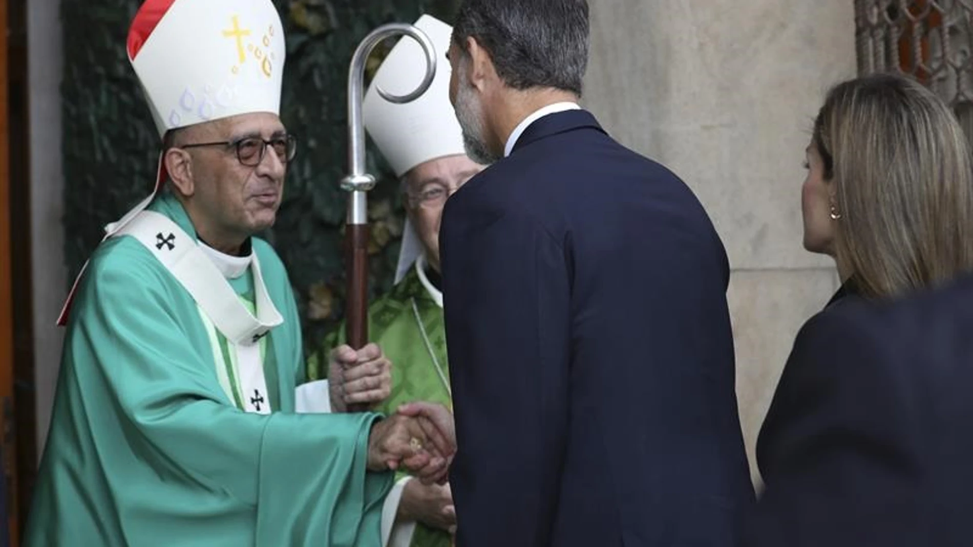 El Rey traslada al cardenal Omella el pésame por los sacerdotes fallecidos por Covid-19 y destaca la labor de la Iglesia