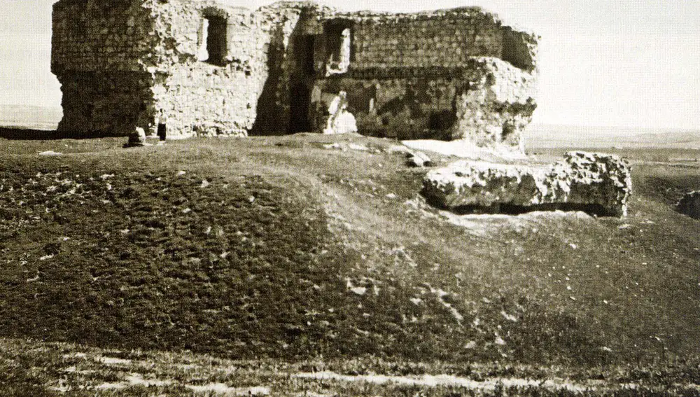 Ruinas del castillo de la la Alameda de Osuna en los años 50