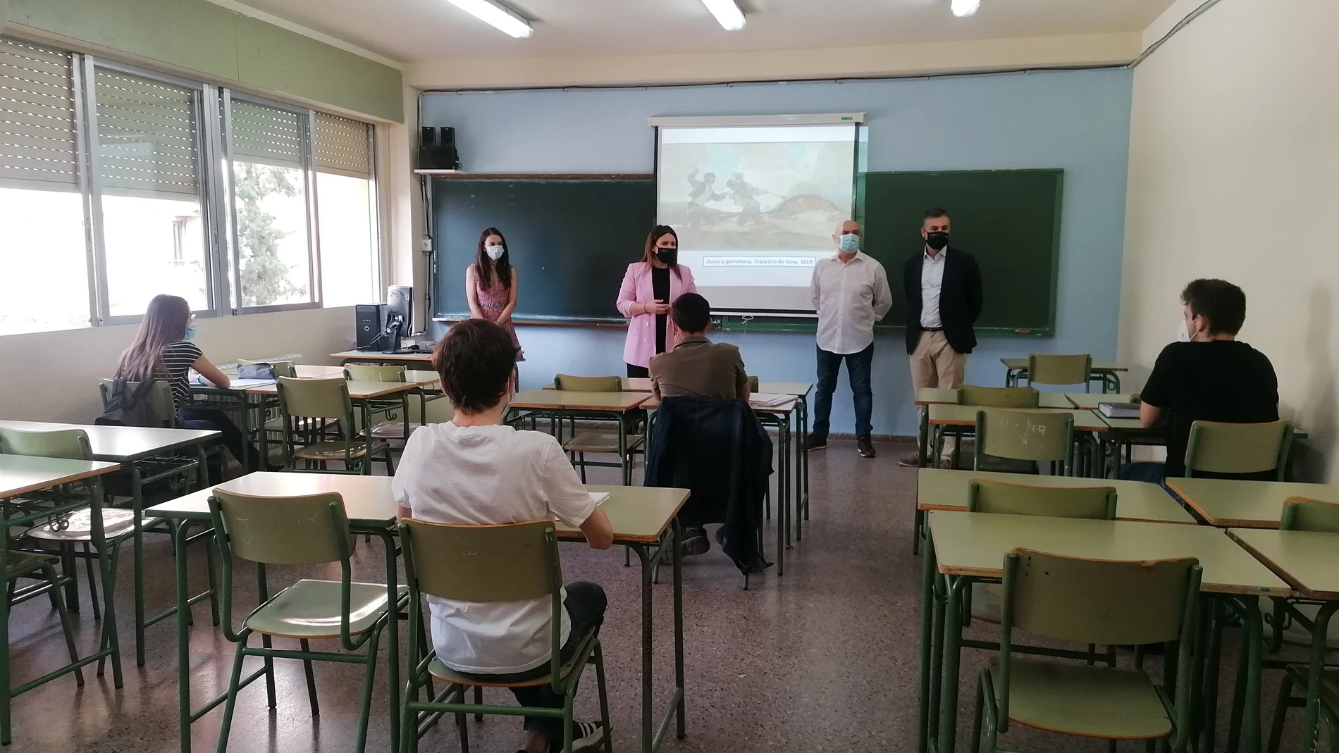 La consejera de Educación y Cultura, Esperanza Moreno, visitó hoy a los alumnos de Segundo de Bachillerato del IES Infante Don Juan Manuel de Murcia, que se preparan para la EBAU