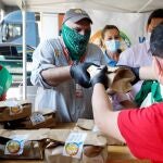 El cocinero José Andrés participa en el reparto de menús que World Central Kitchen, el Banco de Alimentos y otras entidades efectúan a personas afectadas por la crisis económica y social derivada de la pandemia por coronavirus
