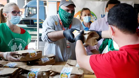 El cocinero José Andrés participa en el reparto de menús que World Central Kitchen, el Banco de Alimentos y otras entidades efectúan a personas afectadas por la crisis económica y social derivada de la pandemia por coronavirus