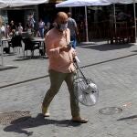 Un hombre, equipado con mascarilla, transita por una calle de Sevilla