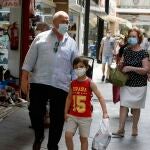 Ciudadanos andaluces, equipados con mascarillas, realizan compras y pasean tras el fin del estado de alarma