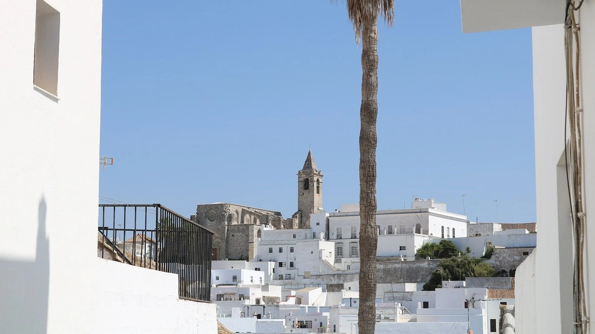 Vista de Vejer de la Frontera, con la Iglesia del Divino Salvador al fondo.