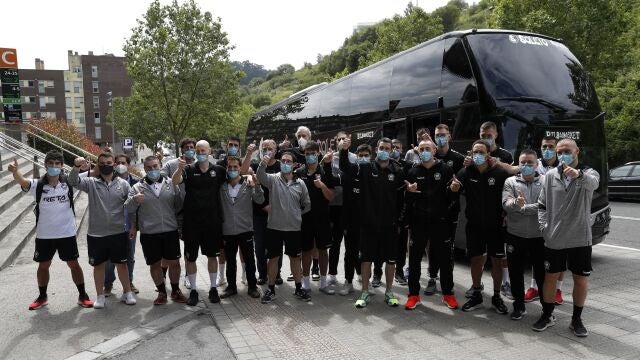Los jugadores del Bilbao Basket se despiden el jueves pasado de su ciudad antes de partir hacia Valencia, donde disputarán la fase final de la Liga ACB