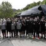 Los jugadores del Bilbao Basket se despiden el jueves pasado de su ciudad antes de partir hacia Valencia, donde disputarán la fase final de la Liga ACB