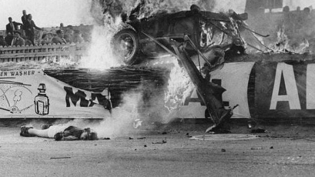 Pierre Levegh, tendido en el suelo mientras su coche arde después del accidente sufrido en las 24 horas de Le Mans en 1955.