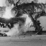 Pierre Levegh, tendido en el suelo mientras su coche arde después del accidente sufrido en las 24 horas de Le Mans en 1955.