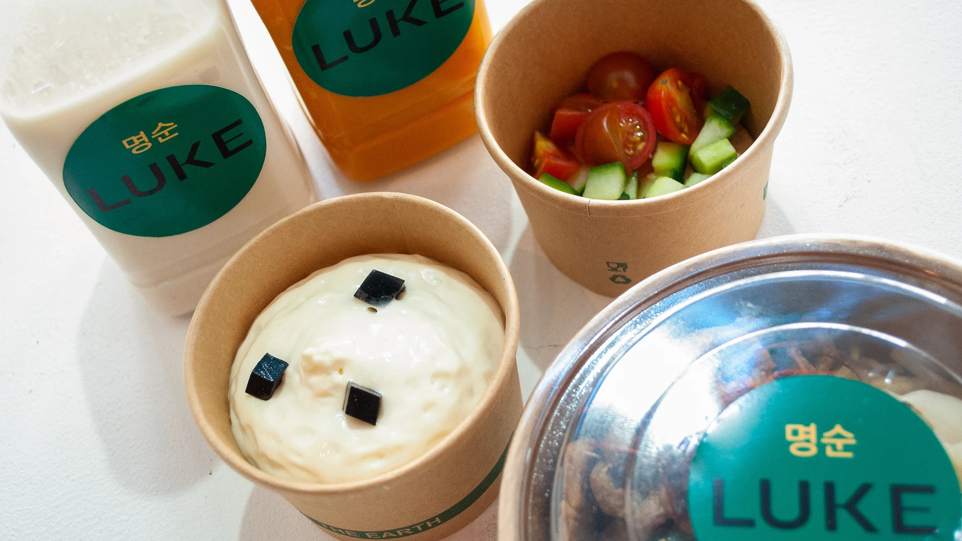 El chef coreano Luke Jang adapta grandes éxitos de su carta de tapas y añade creaciones inéditas para su nuevo servicio de comida para llevar y a domicilio.