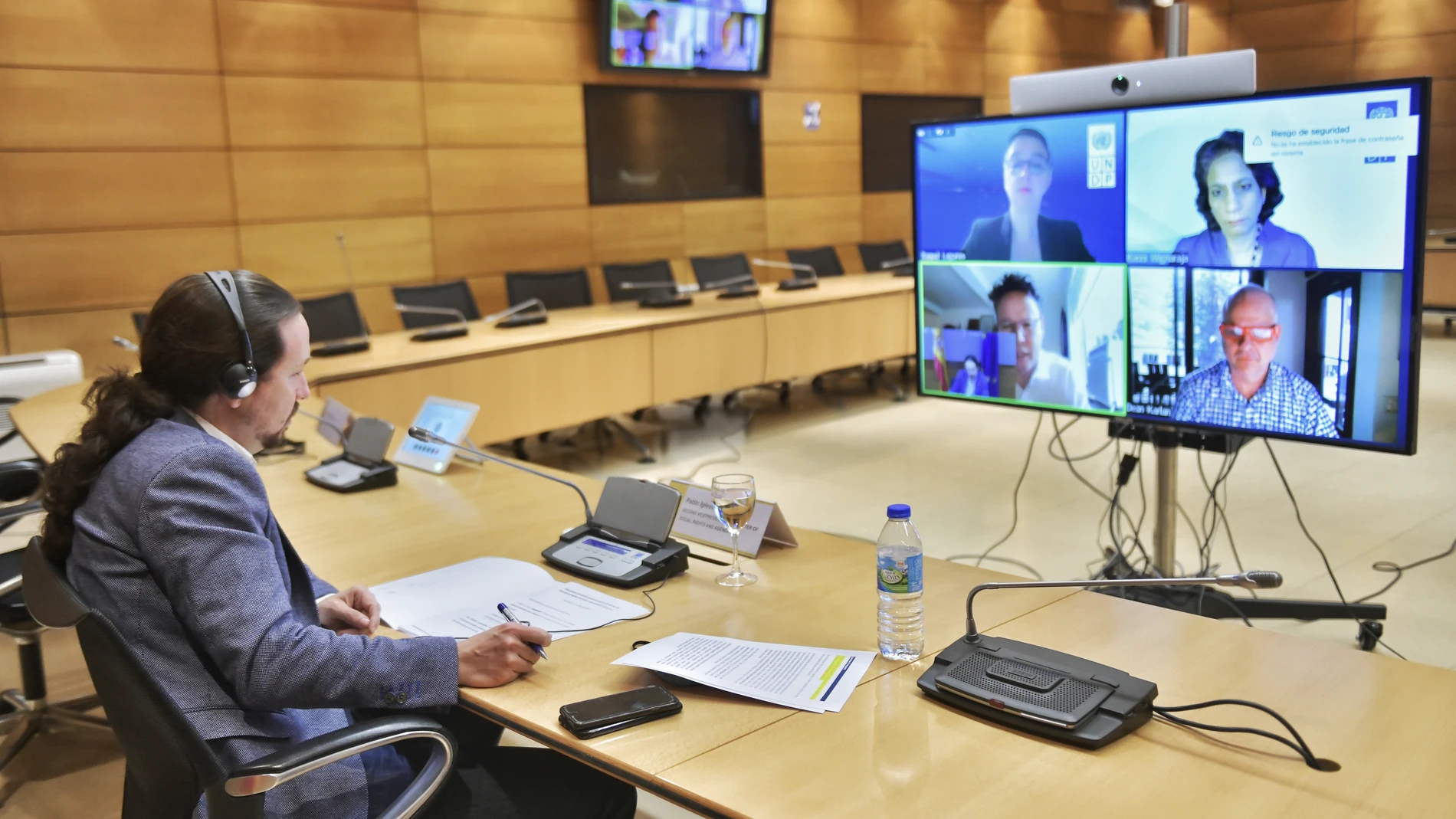 Pablo Iglesias asiste telemáticamente a un encuentro con responsables del PNUD y académicos.