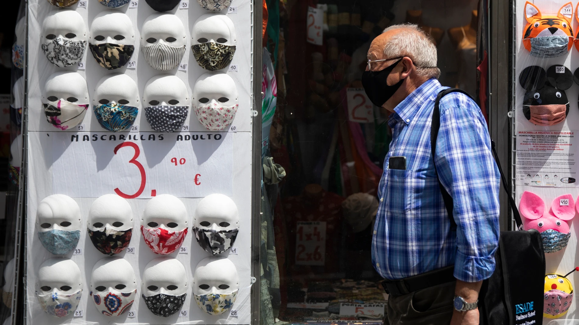 Imagen de venta de mascarillas en la fachada de una tienda de la calle Carretas de Madrid.