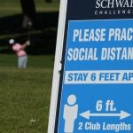 Cartel recordando la distancia social en un torneo de golf en Texas