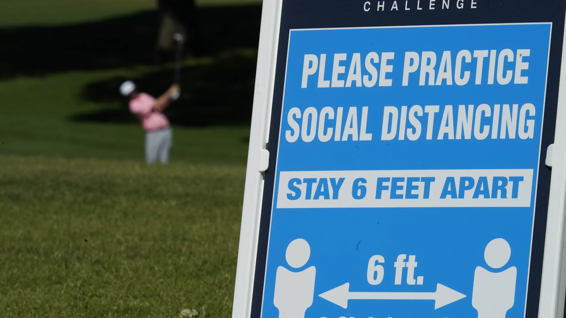 Cartel recordando la distancia social en un torneo de golf en Texas