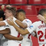 Imagen de archivo de los jugadores del Sevilla celebrando el segundo gol del equipo durante el encuentro correspondiente a la jornada 28 de primera división