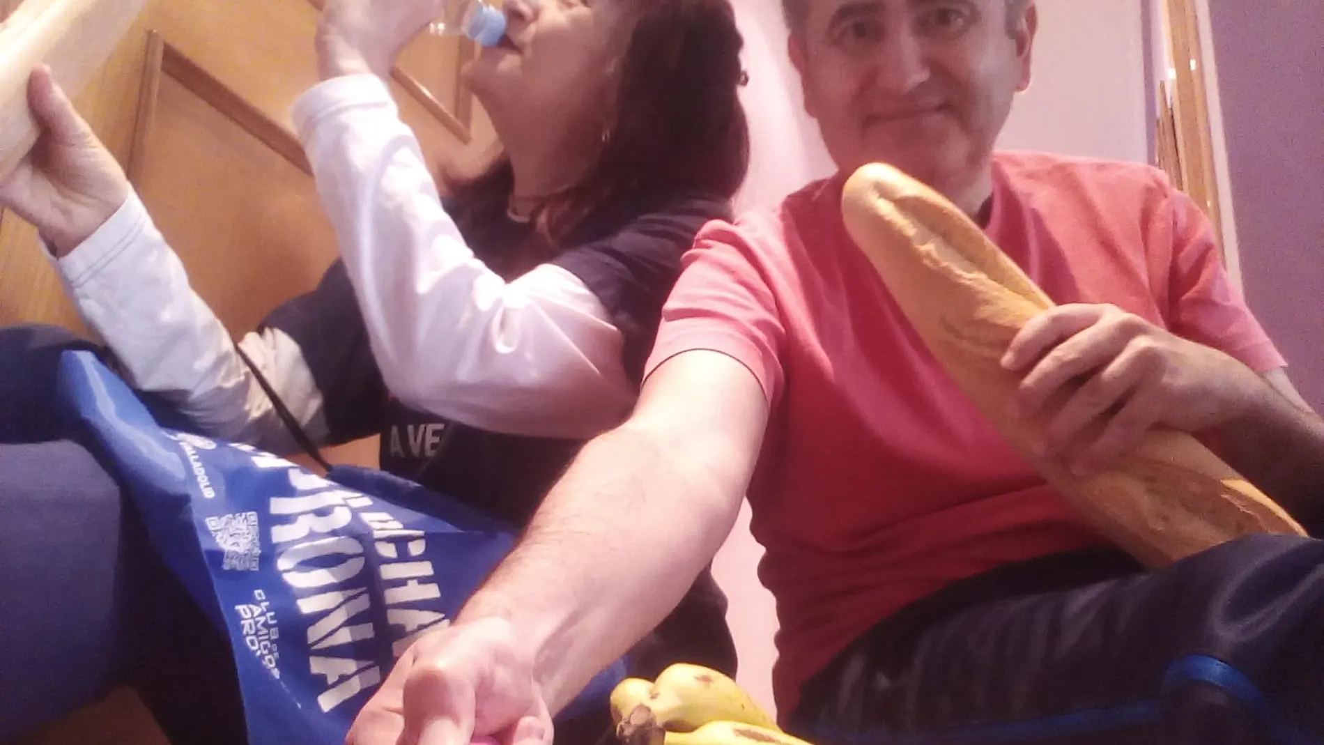 Dos de los participantes en la 42+1 edición de la Marcha Asprona que se celebró, por primera vez, caminando en casa por la situación de pandemia